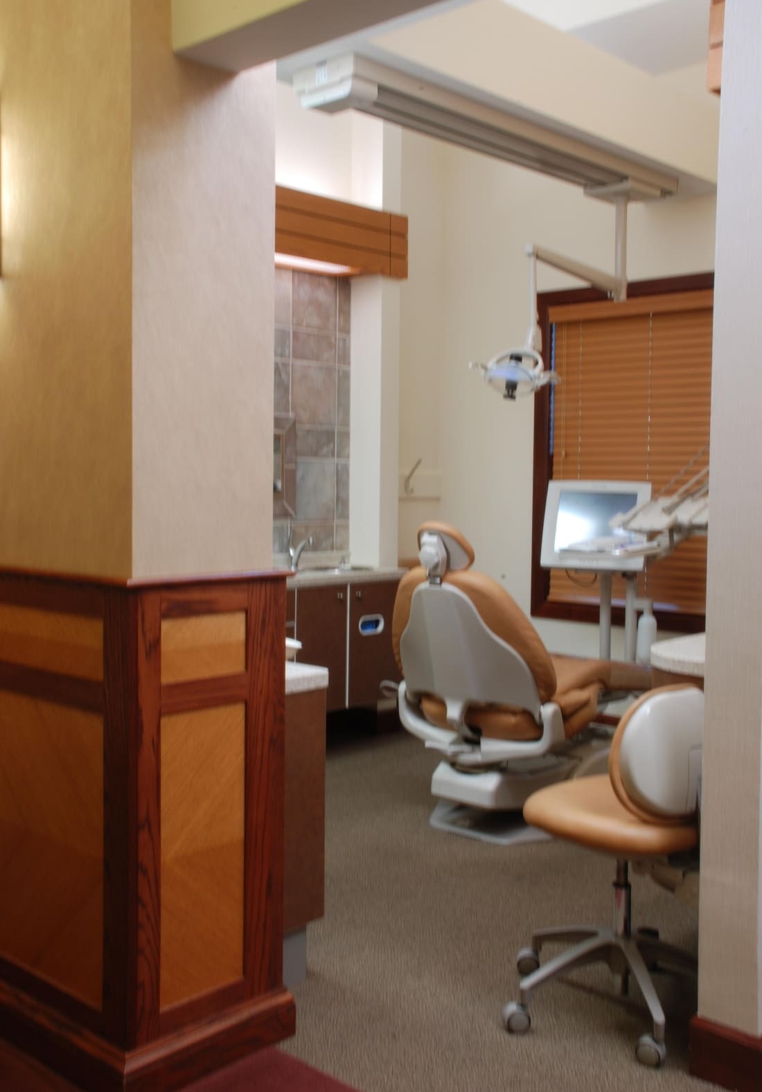 A bright treatment room at The Dental Group at Carpenter’s Crossing